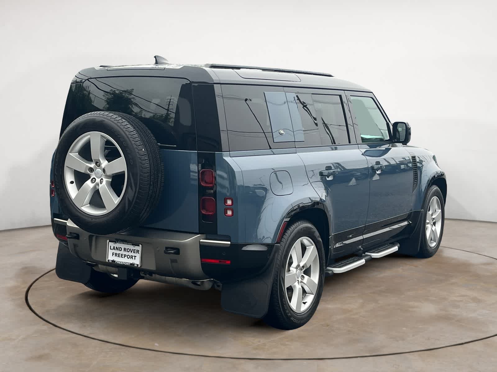 Used 2024 Tasman Blue Metallic Land Rover X-Dynamic SE image 5