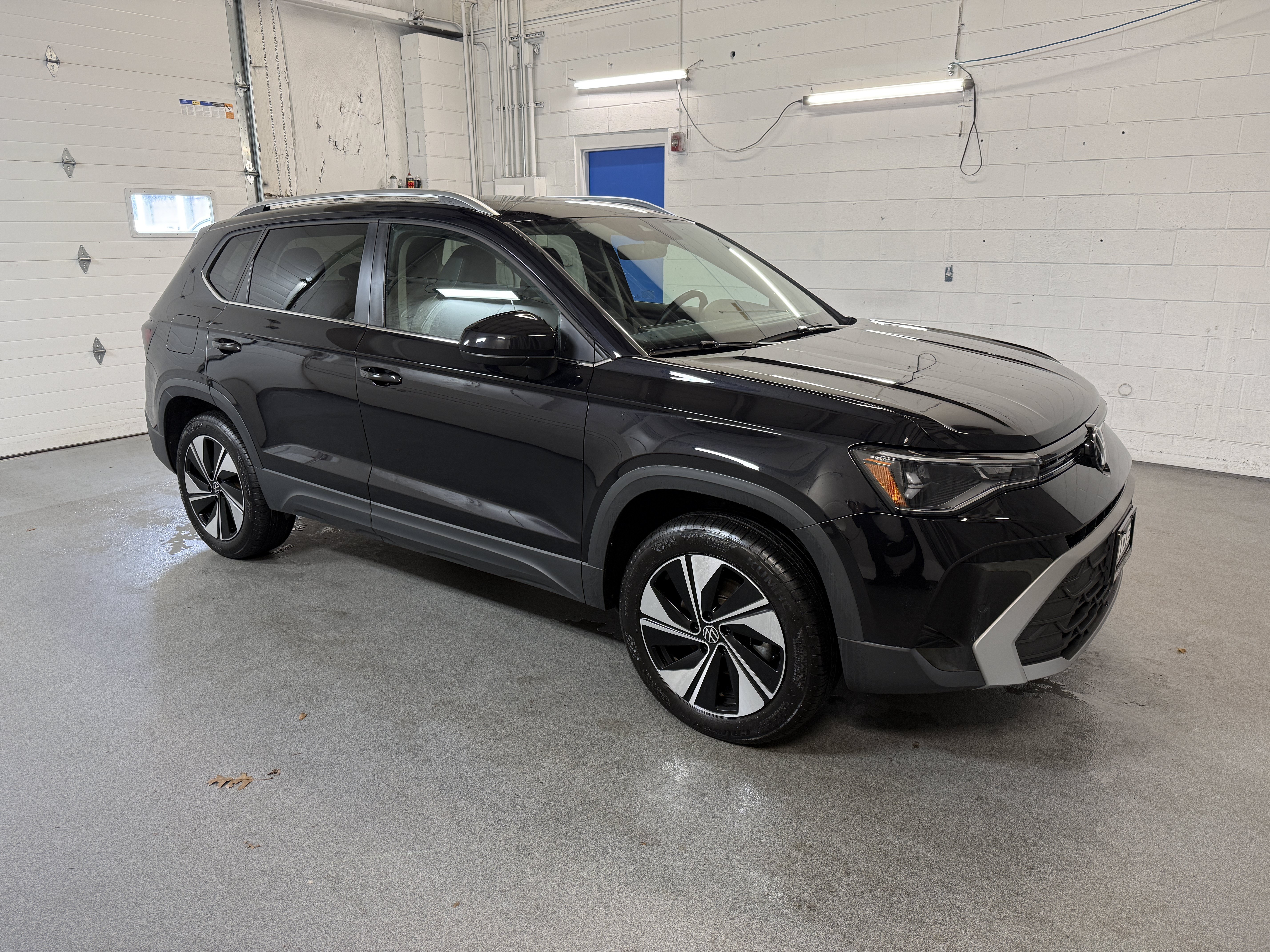 Used 2025 Deep Black Pearl Volkswagen SE image 11