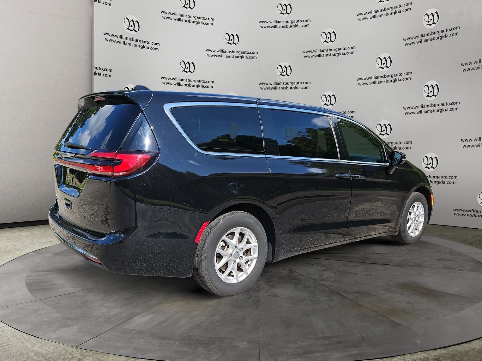 Used 2025 Black Chrysler Select image 5