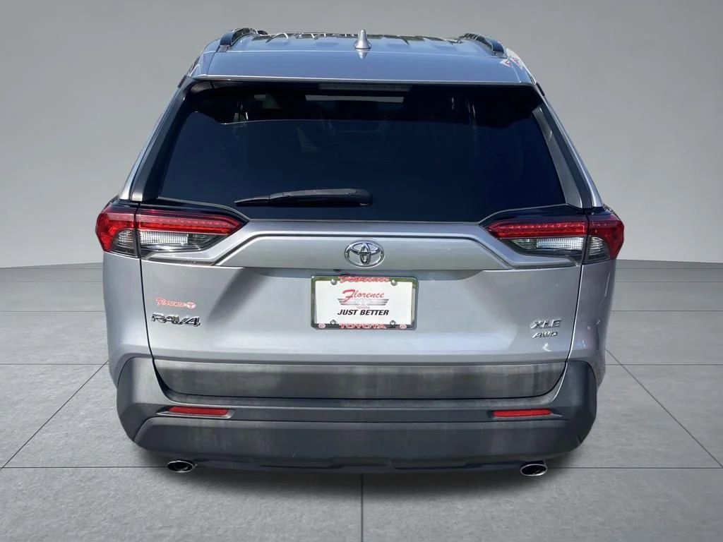 Used 2020 Silver Toyota XLE Premium image 12