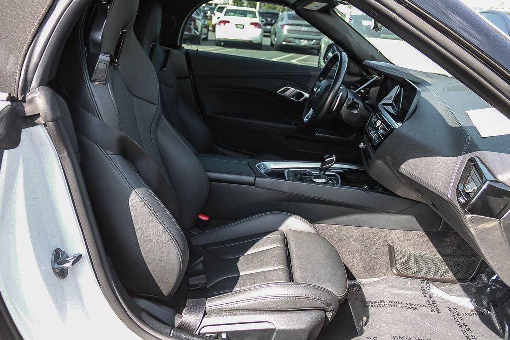 Used 2022 White BMW sDrive30i image 16