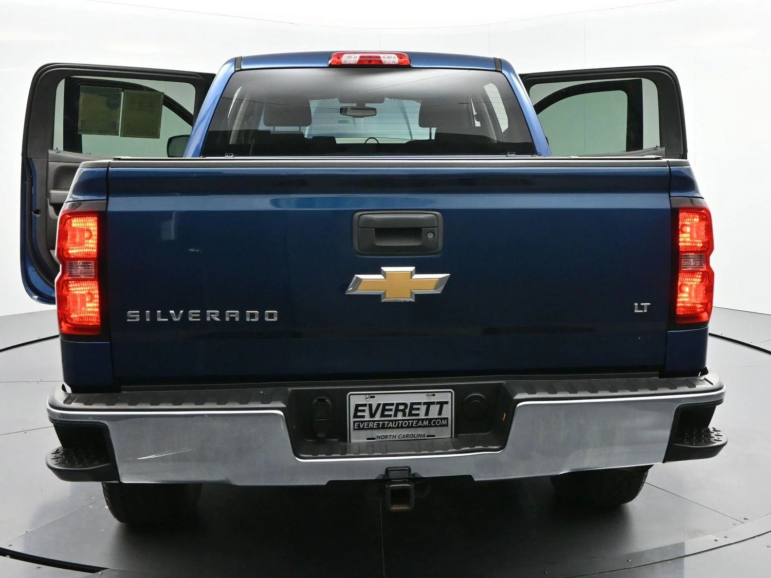 Used 2018 Deep Ocean Blue Metallic Chevrolet LT image 42