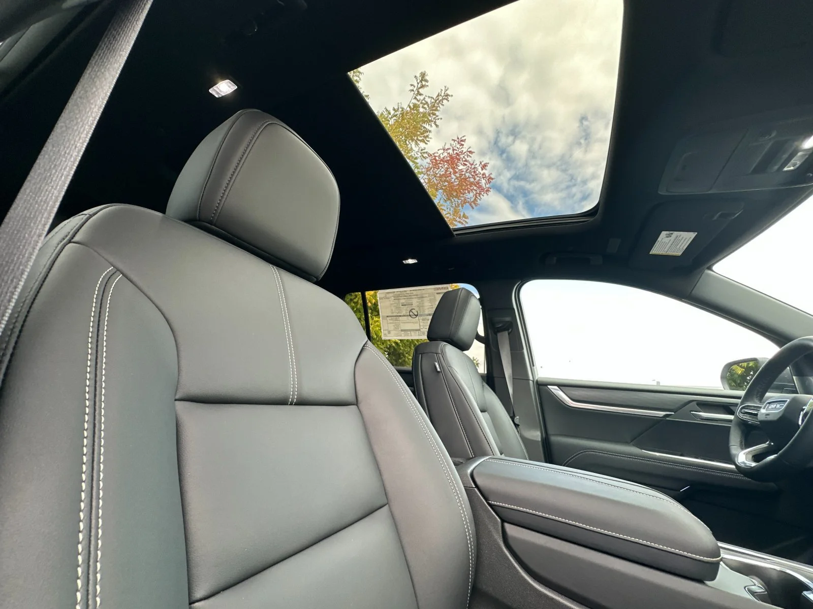 New 2027 Glacier White Tricoat GMC Elevation image 17