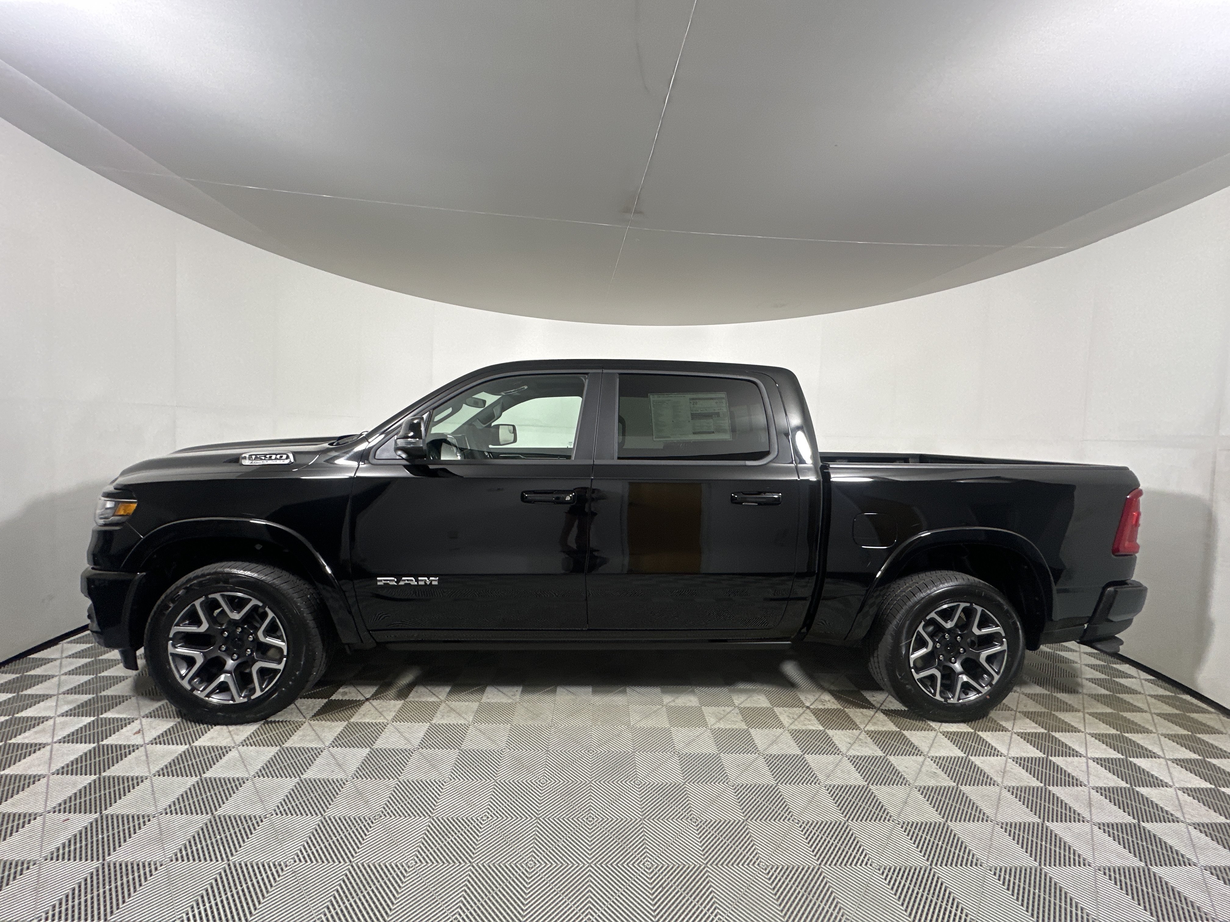 New 2026 Diamond Black Crystal Pearl-Coat Exterior Paint RAM Laramie image 4
