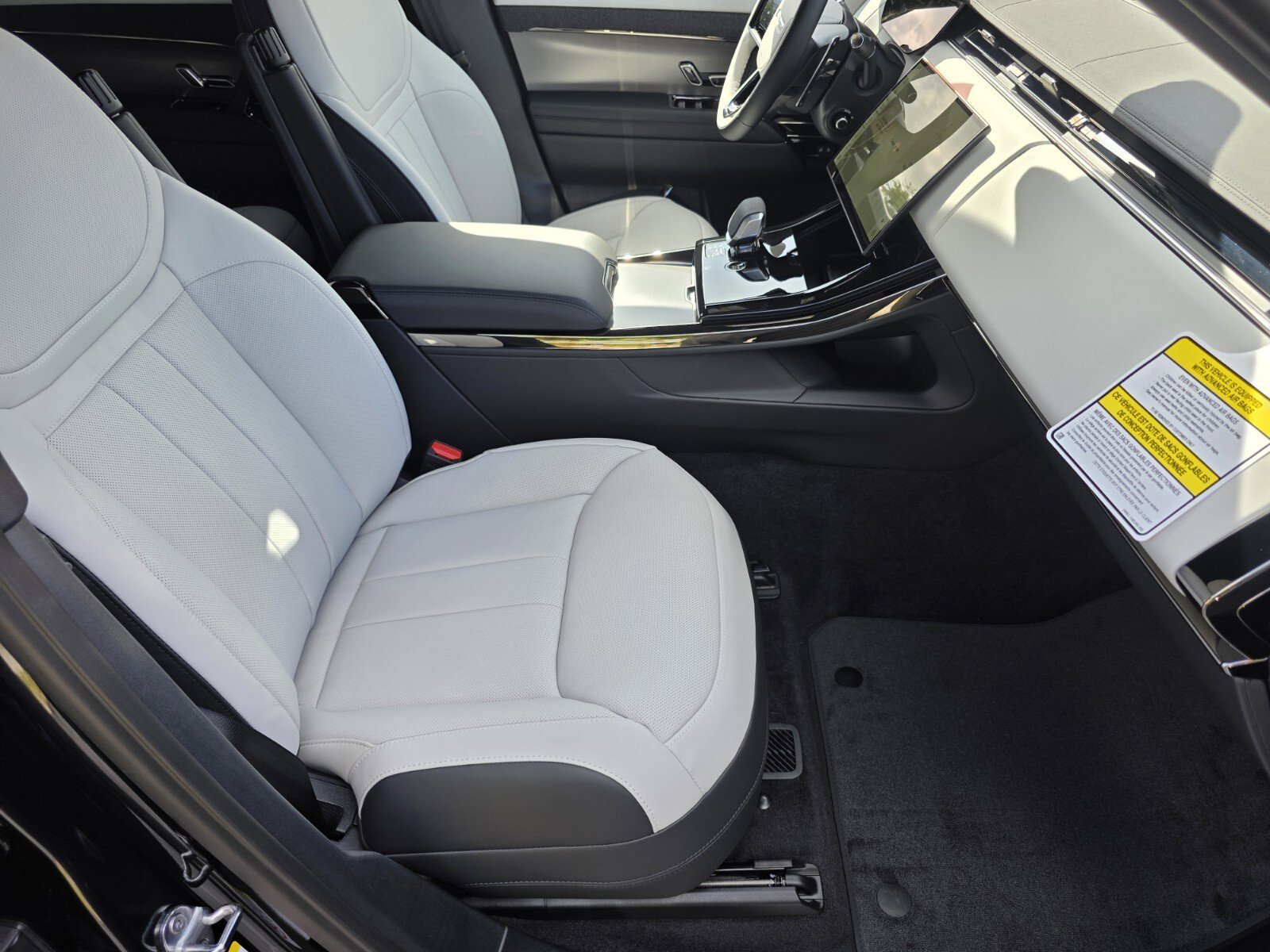 New 2026 Santorini Black Land Rover P460e Dynamic SE image 3