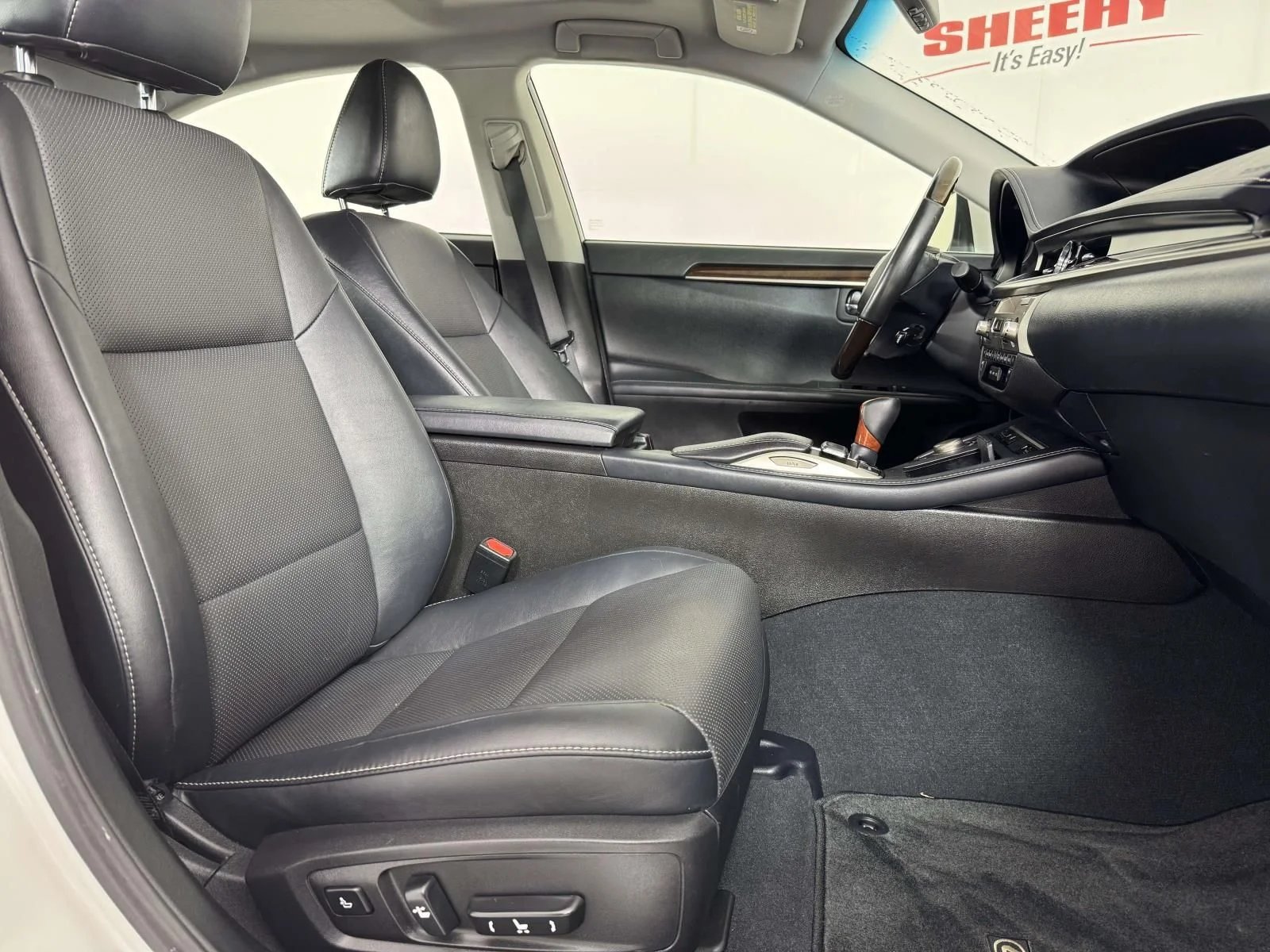 Used 2016 White Lexus 350 image 34