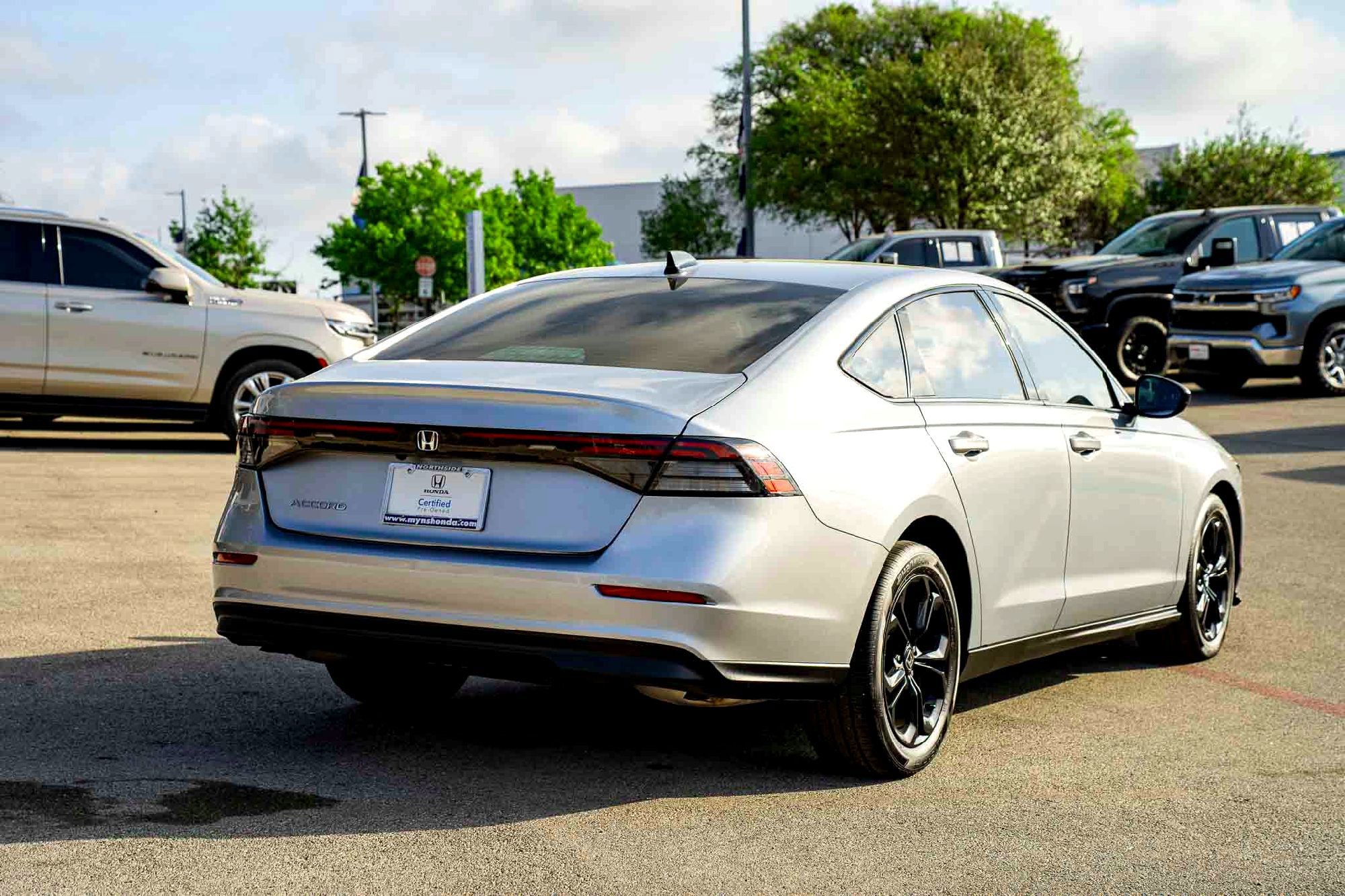 Used 2025 Silver Metallic Honda SE image 4
