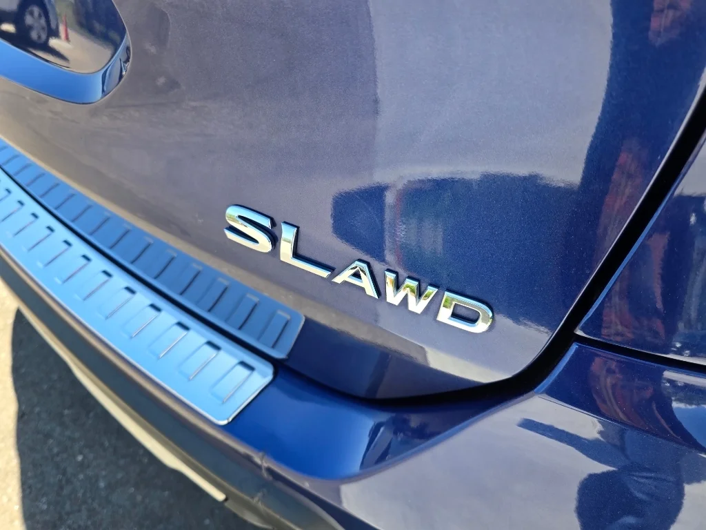 Used 2018 Caspian Blue Nissan SL image 11