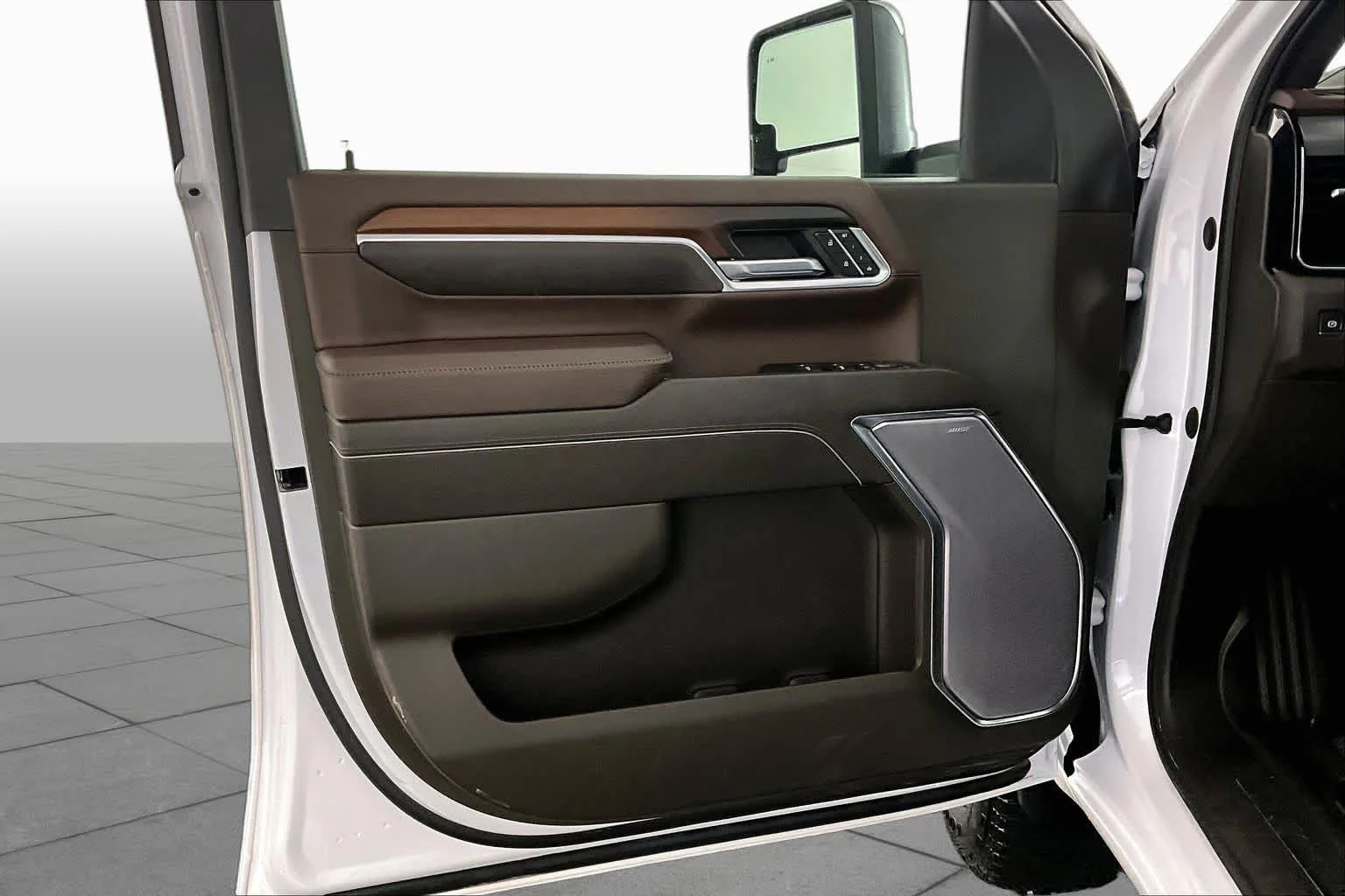 Used 2024 White Frost Tricoat GMC Denali image 21