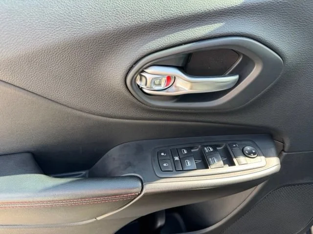 Used 2020 Silver Jeep Trailhawk 4x4 image 12