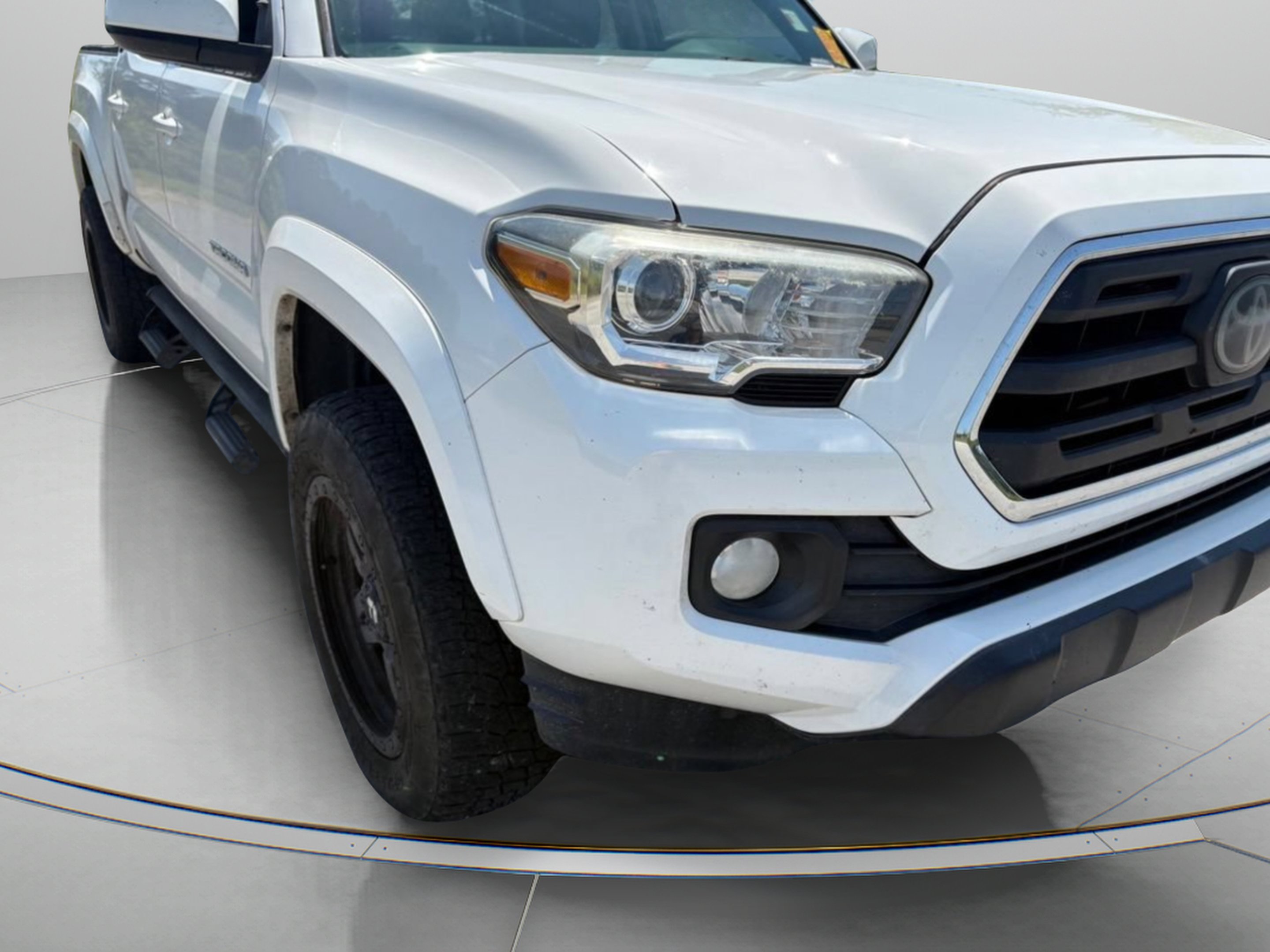 Used 2018 Super White Toyota SR5 image 2