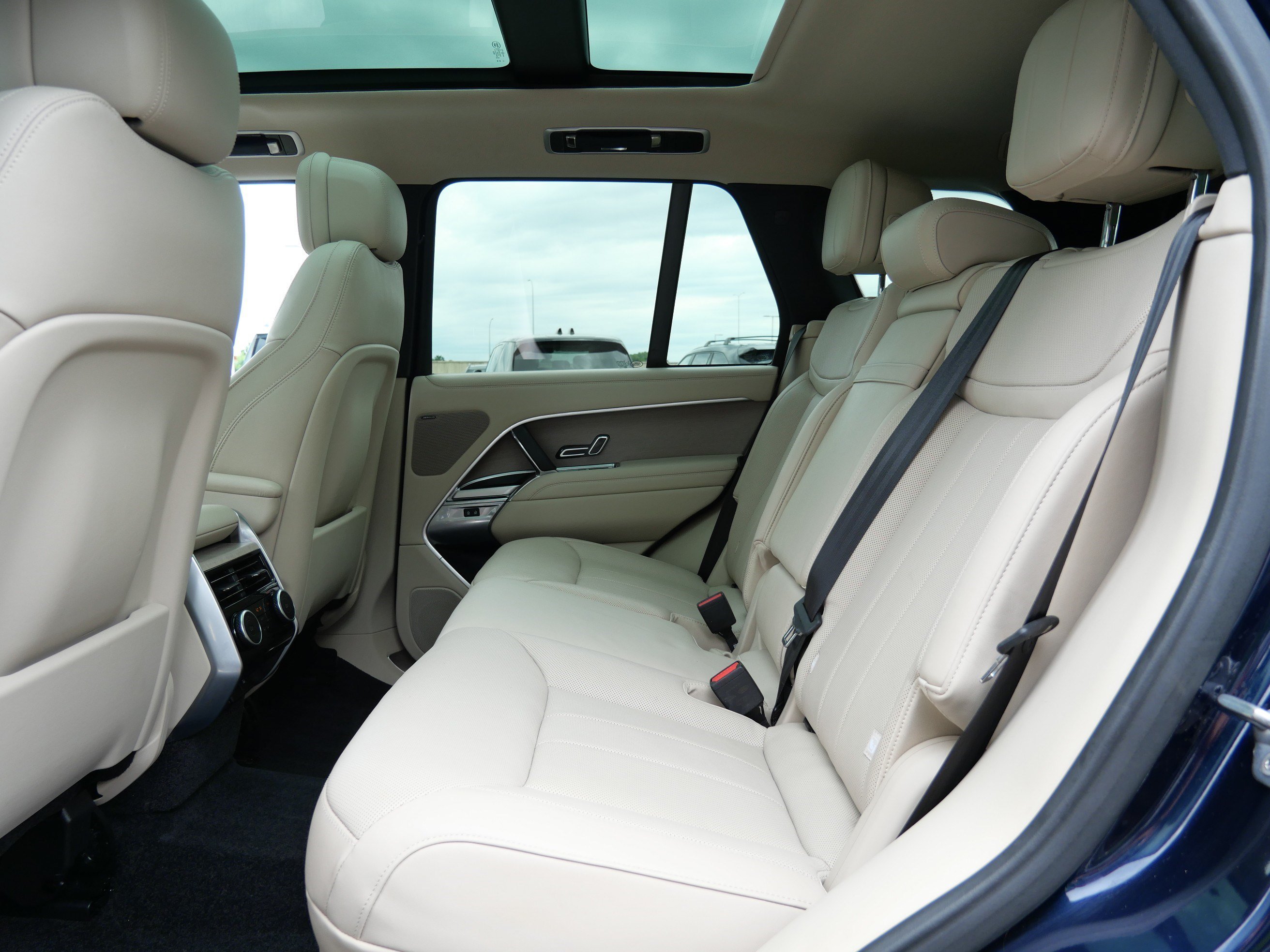Used 2023 Portofino Blue Metallic Land Rover SE image 15