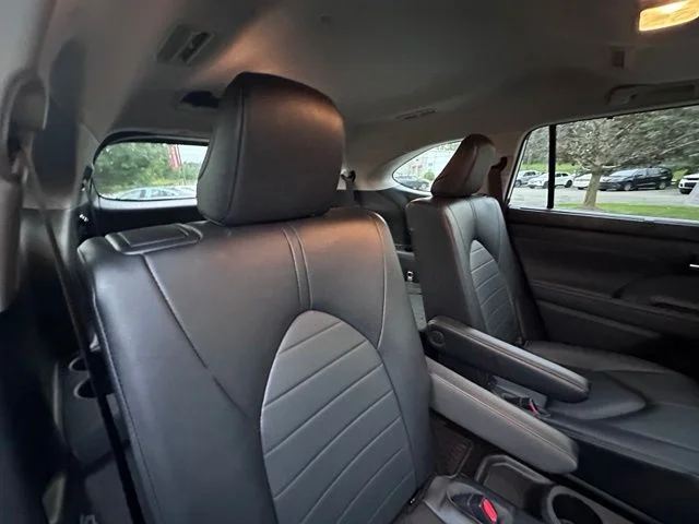 Used 2023 Off-white Toyota XLE image 9