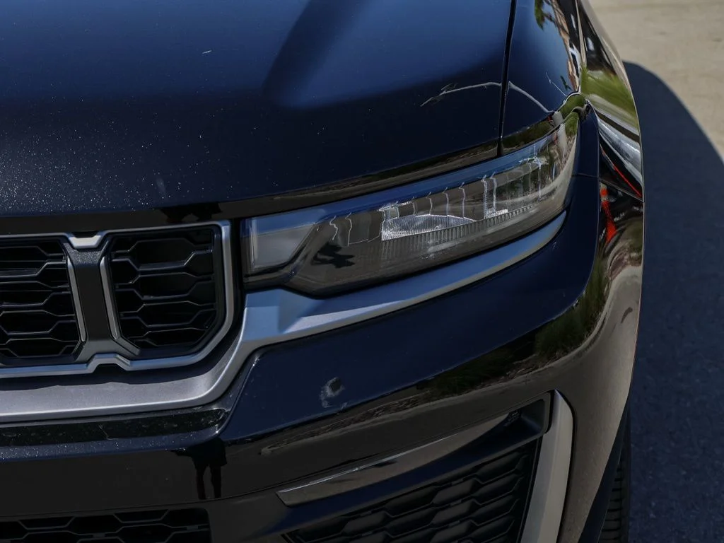 New 2026 Diamond Black Crystal Pearl-Coat Exterior Paint Jeep Limited image 9
