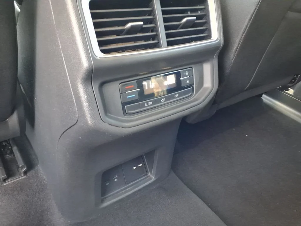 Used 2024  Volkswagen 2.0T SE w/Technology image 20