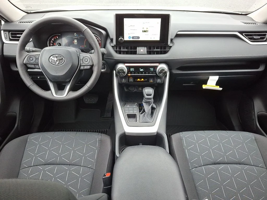 2025 Toyota RAV4 XLE - Photo 11