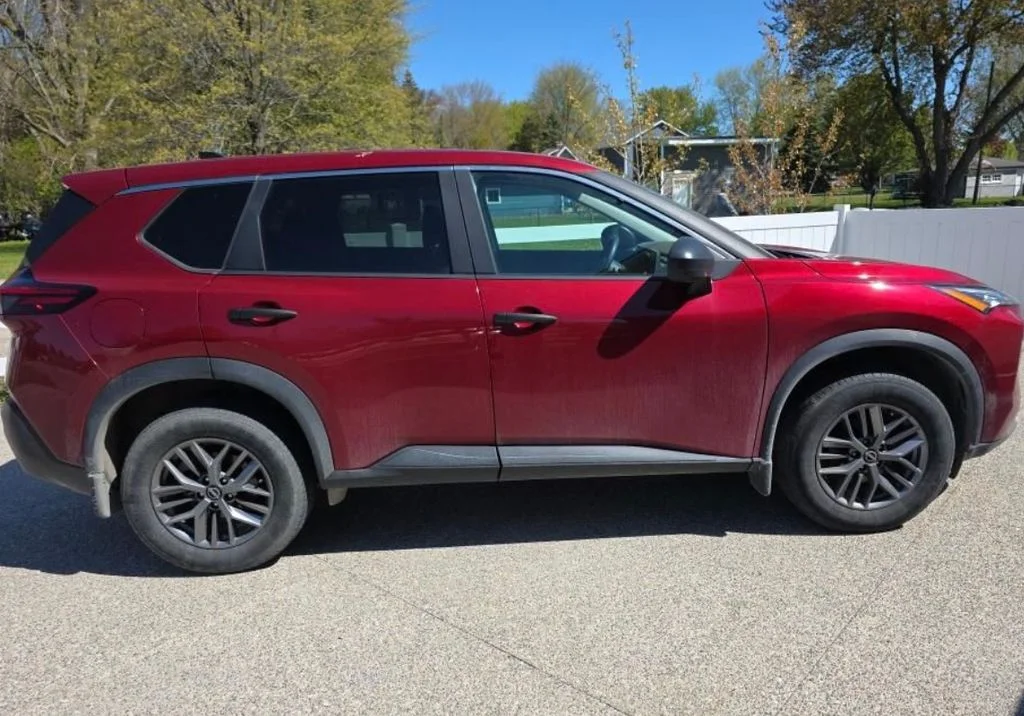 Used 2023 Red Nissan S image 8