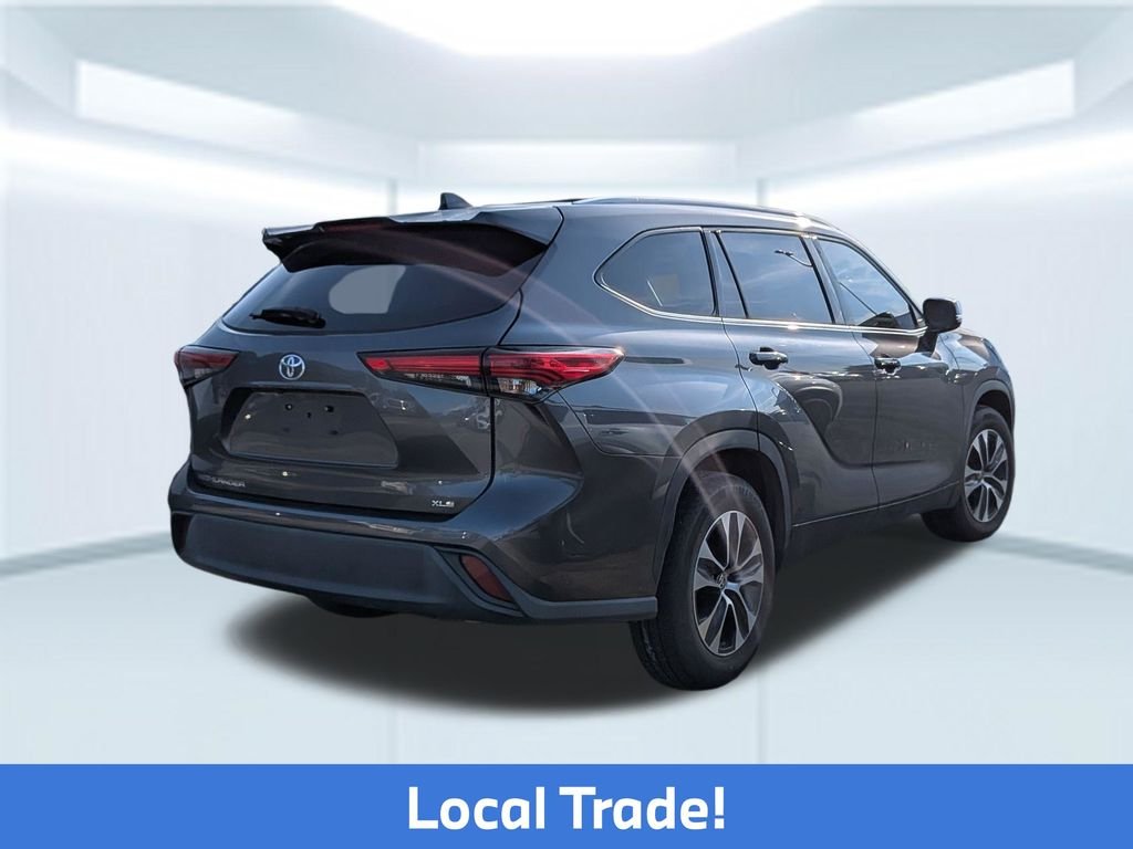 Used 2022 Gray Toyota XLE image 4
