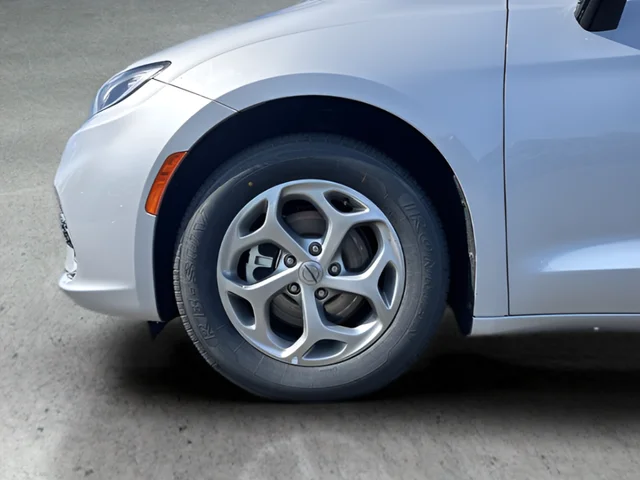 Used 2024 Silver Chrysler Limited image 21