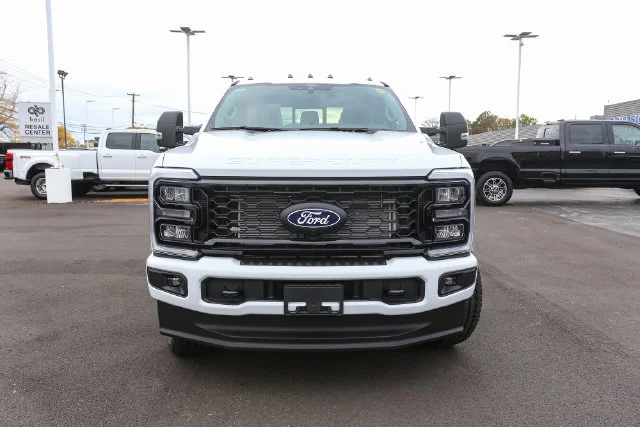 New 2027 Oxford White Ford XLT image 4