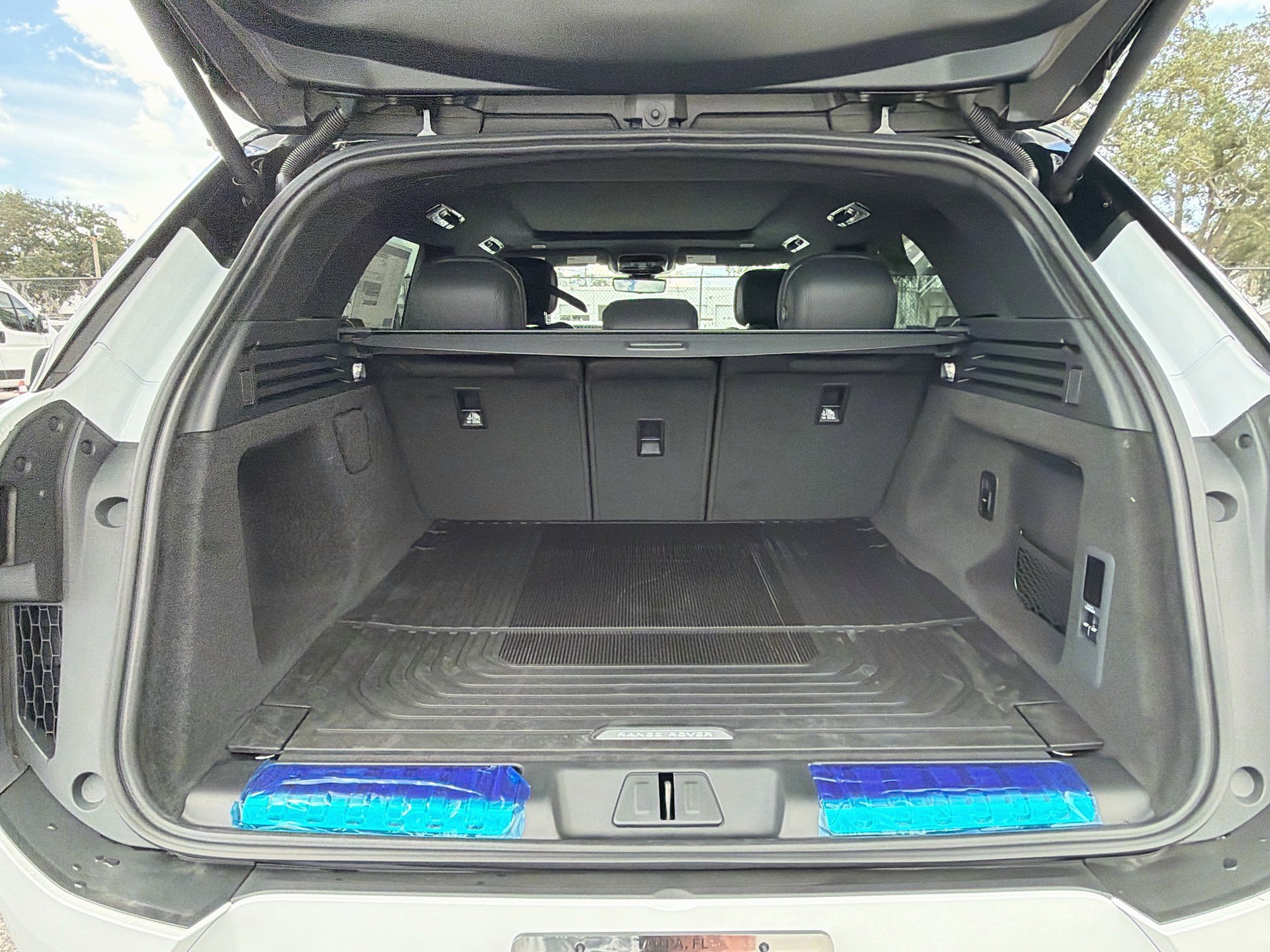 New 2027 Fuji White Land Rover Dynamic SE image 11
