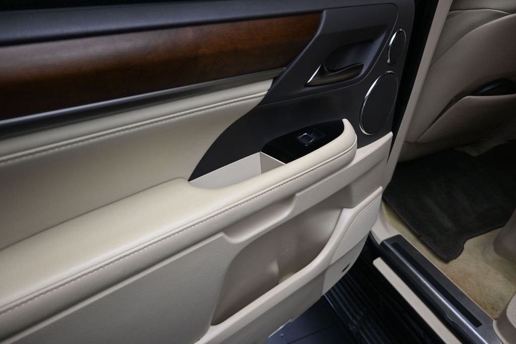 2017 Lexus LX 570 - Photo 16