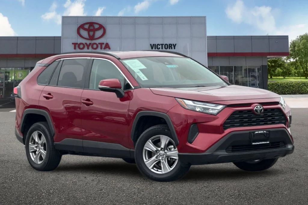 Used 2025 Pearl Toyota XLE image 2