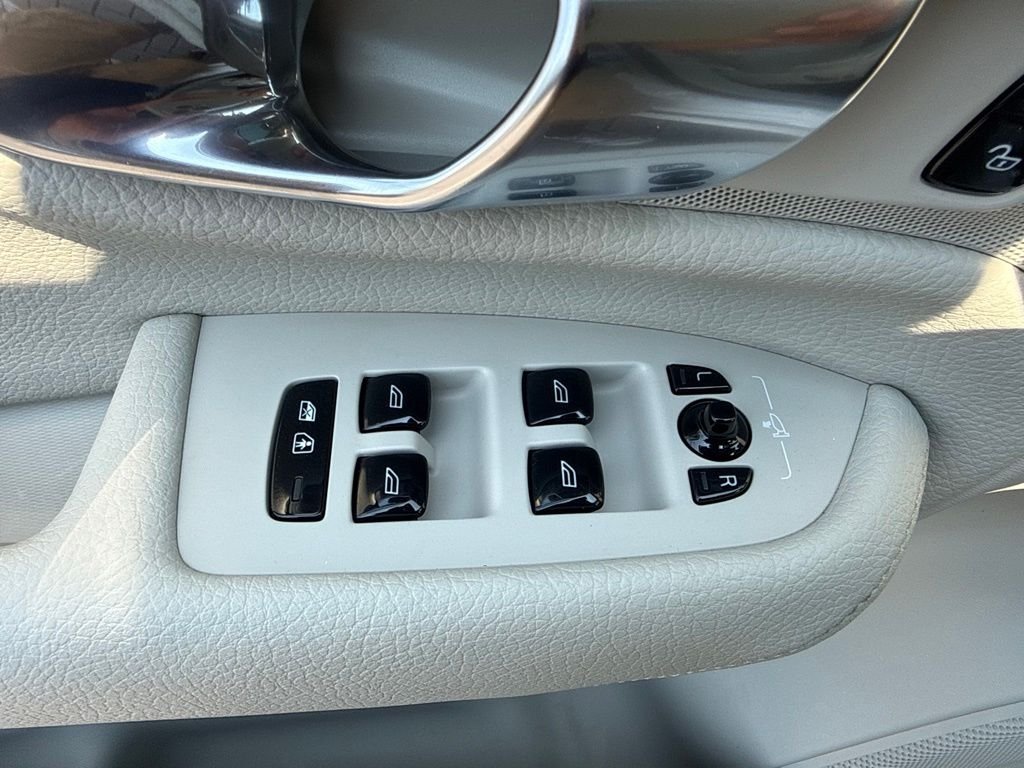Used 2021 White Volvo T5 Momentum image 16