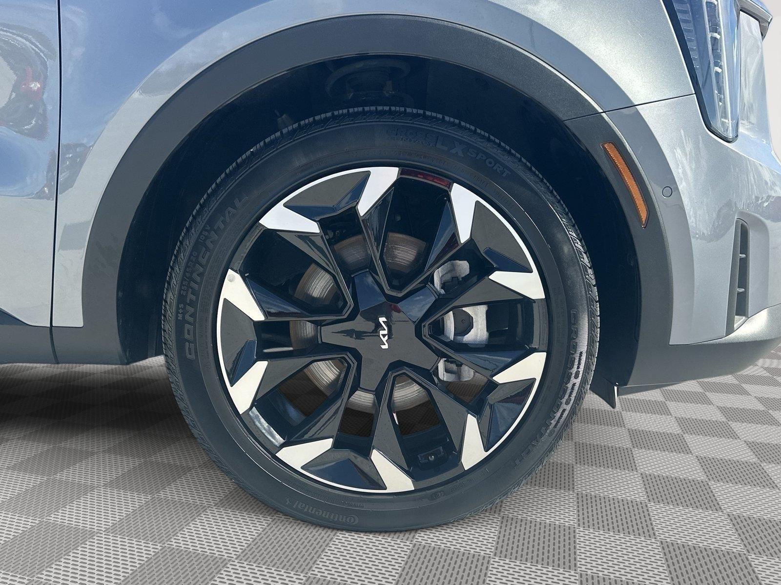 Used 2025 Everlasting Silver Kia SX image 5