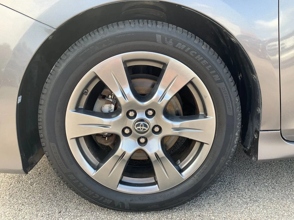Used 2018 Gray Toyota SE Premium image 34