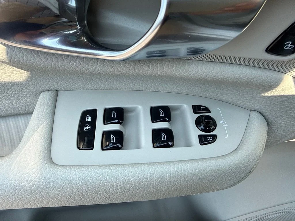Used 2021 White Volvo T5 Momentum image 16