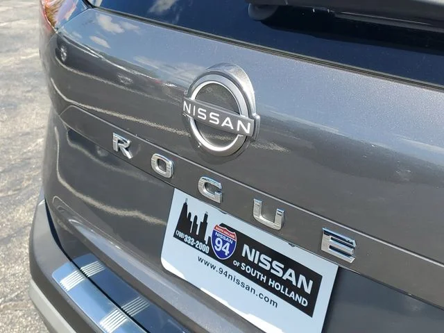 Used 2022 Gray Nissan SV image 5