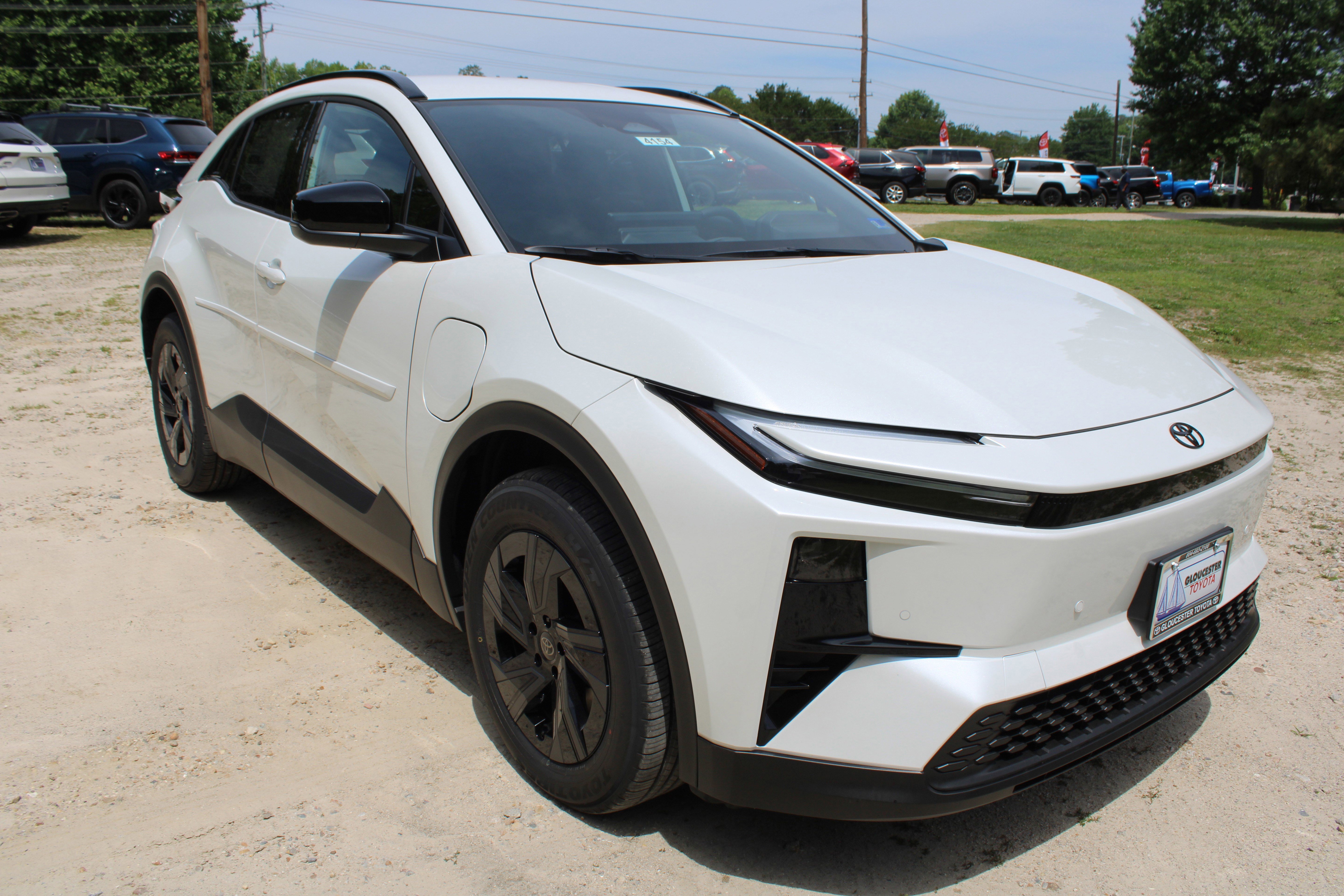 New 2026 Wind Chill Pearl <sup>1</sup> Toyota  SE image 3