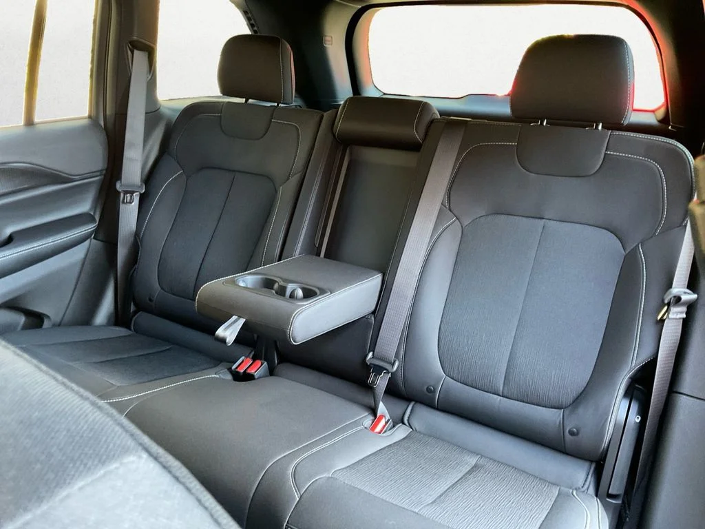 Used 2025 Silver Jeep Laredo image 9