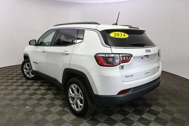 Used 2024 White Jeep Latitude image 7