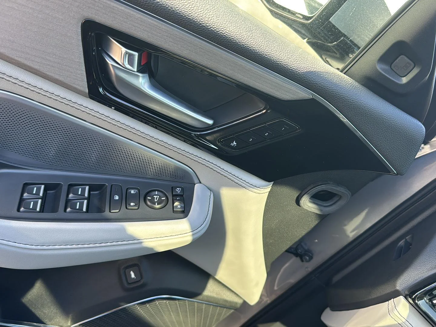 New 2026 Solar Silver Metallic Acura SH-AWD w/Advance image 27