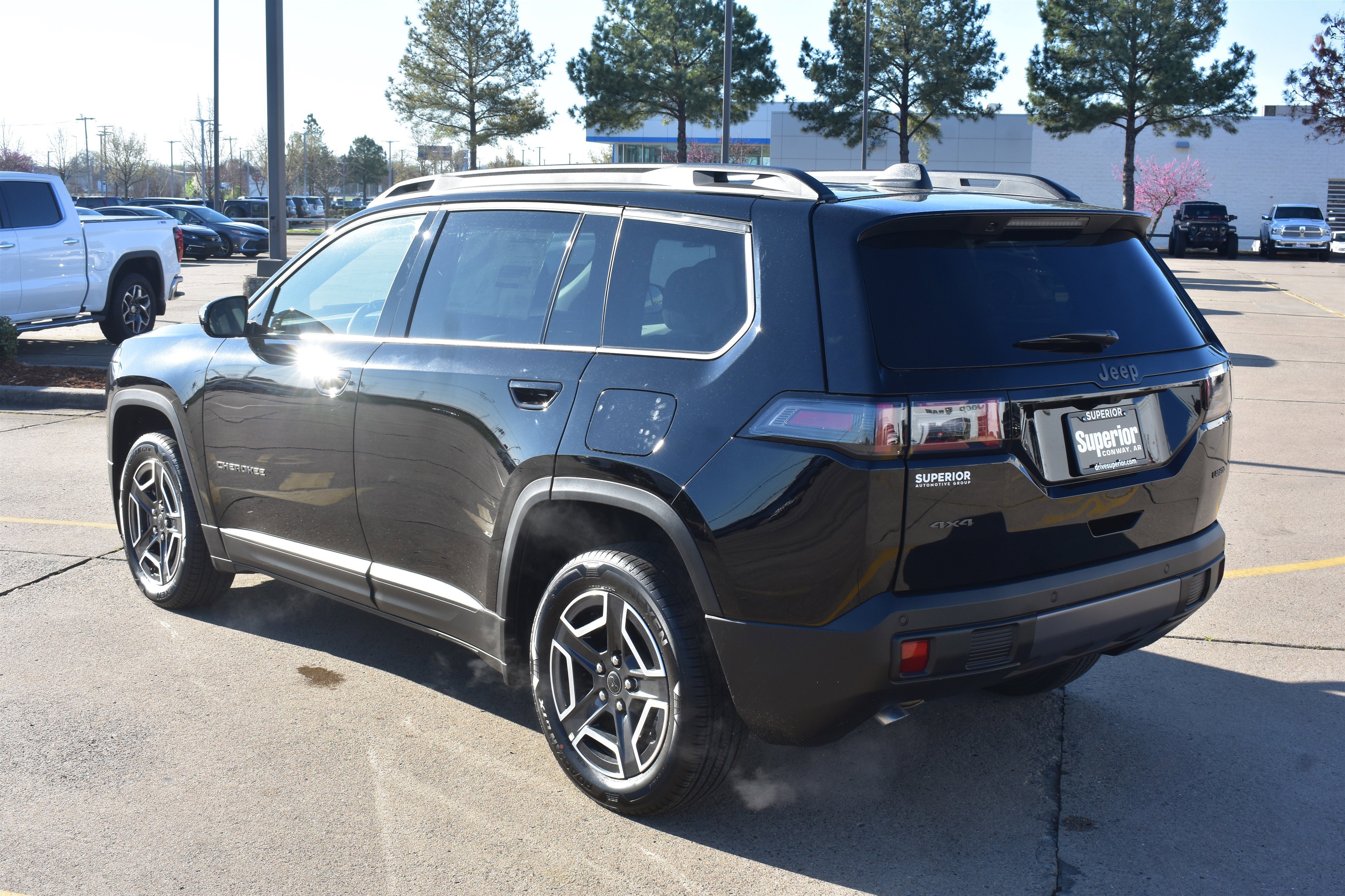 New 2026 Diamond Black Crystal Pearl-Coat Exterior Paint Jeep Laredo image 9