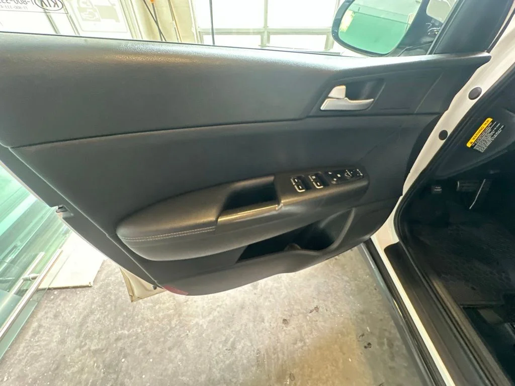 Used 2022 White Kia Nightfall image 7