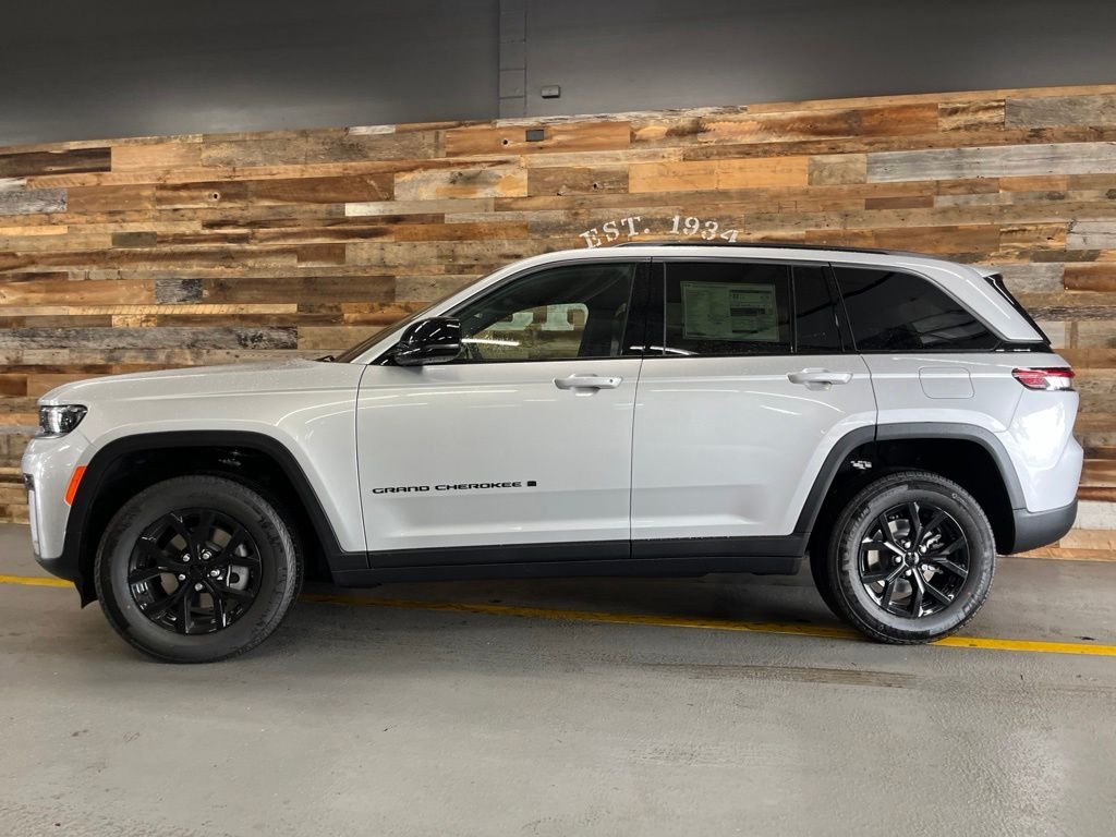 New 2026 Silver Zynith Exterior Paint Jeep Laredo Altitude image 20