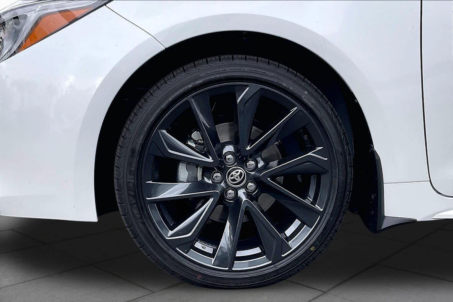 New 2026 Wind Chill Pearl/Midnight Black Metallic Toyota XSE image 11