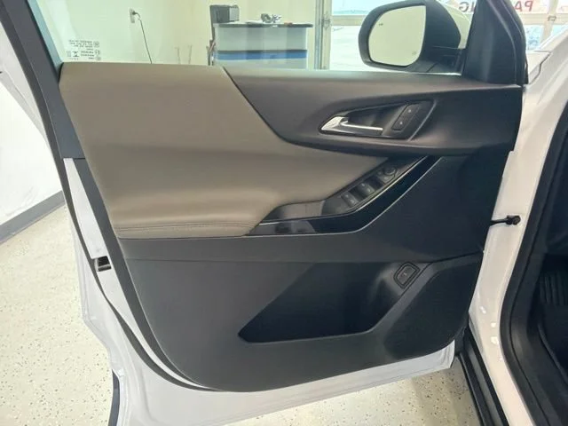 New 2027 Summit White Chevrolet LT image 17