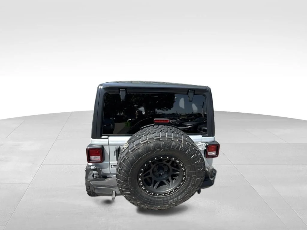 Used 2022 Silver Jeep Unlimited Sahara image 5