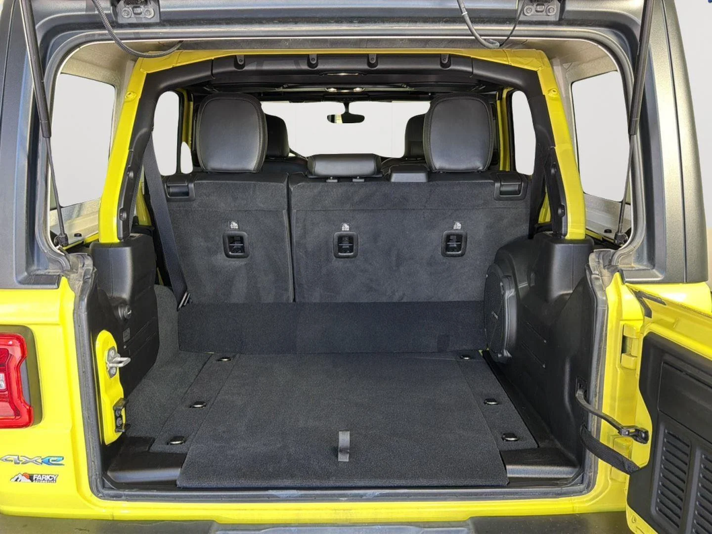 Used 2022 High Velocity Clearcoat Jeep Unlimited Sahara image 9