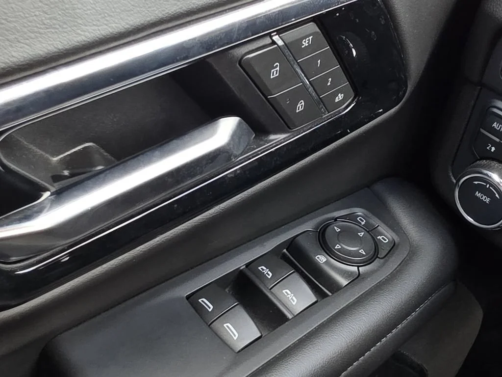 Used 2025 Black Chevrolet LT image 27