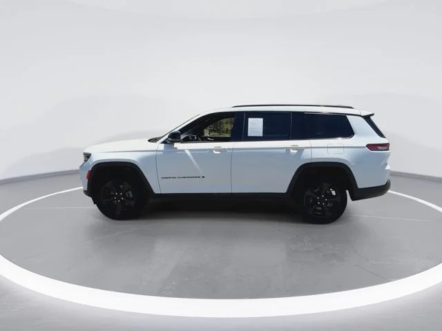Used 2023 White Jeep Altitude image 6