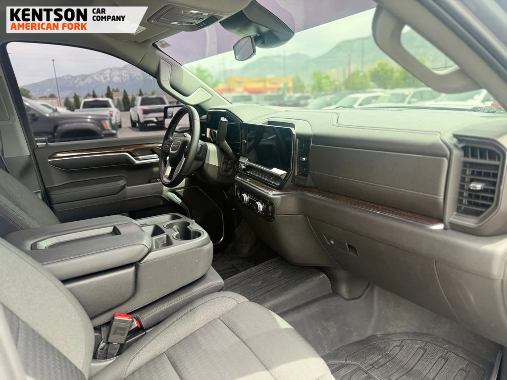 Used 2023 Silver GMC Elevation image 5