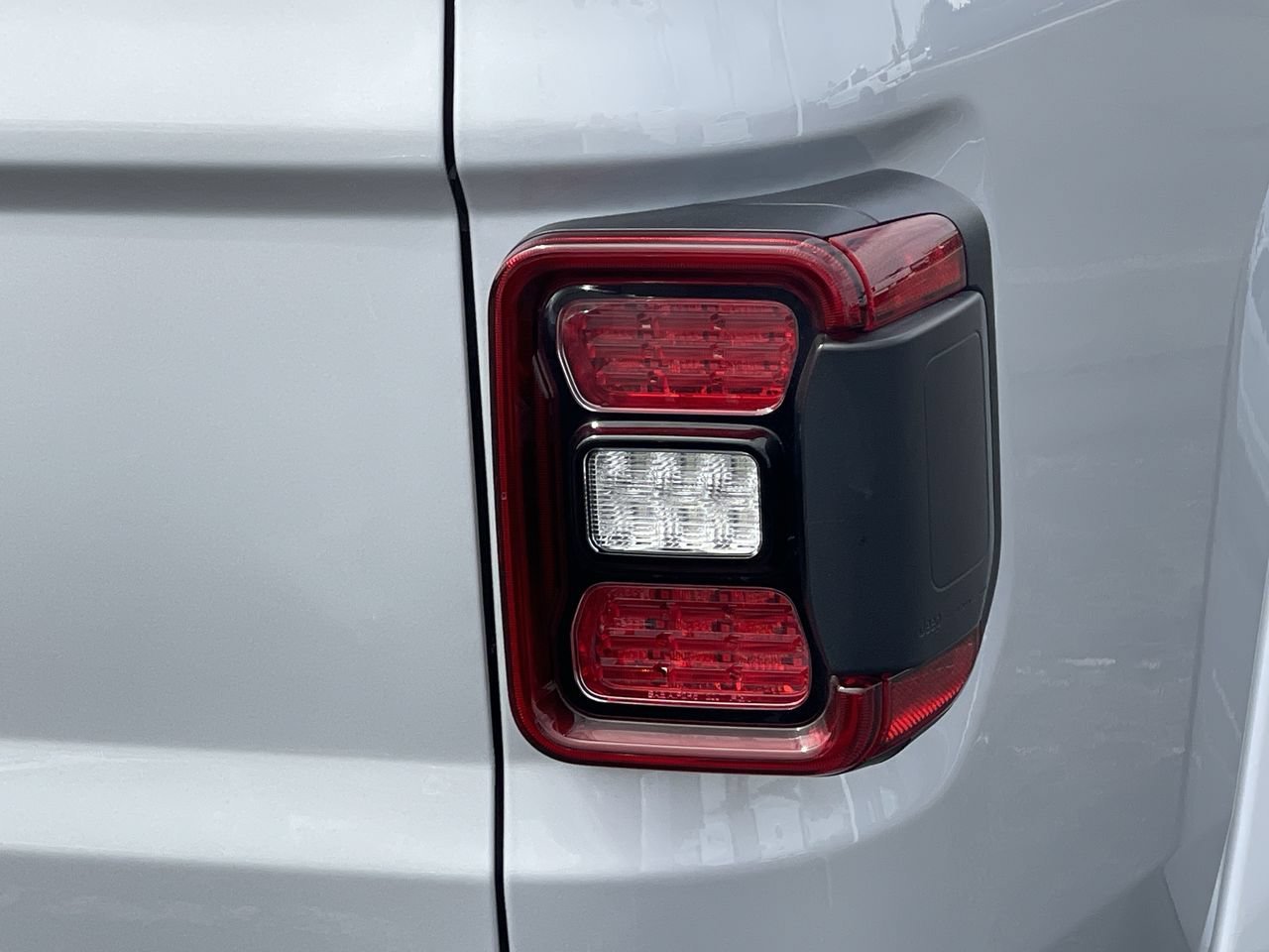 Used 2024 Silver Zynith Clearcoat Jeep Sport S image 9