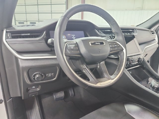 Used 2023 Silver Jeep Altitude image 19