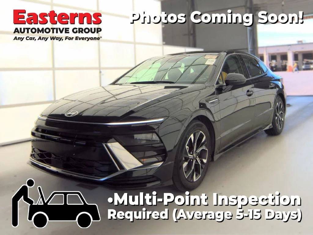 Used 2025 Black Hyundai SEL image 1