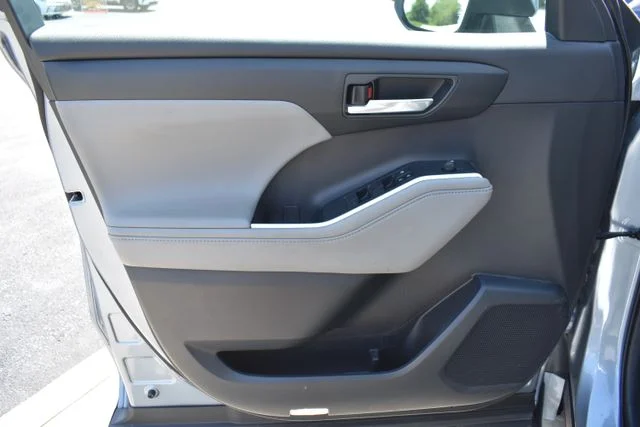 Used 2020 Blue Toyota XLE image 9